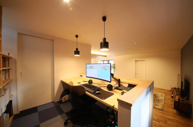 グリーンのガルバリウム外装と城好きのこだわりが光る色彩豊かな意匠とスキップフロアを愉しむ住まい - 中池組 - スキップフロア