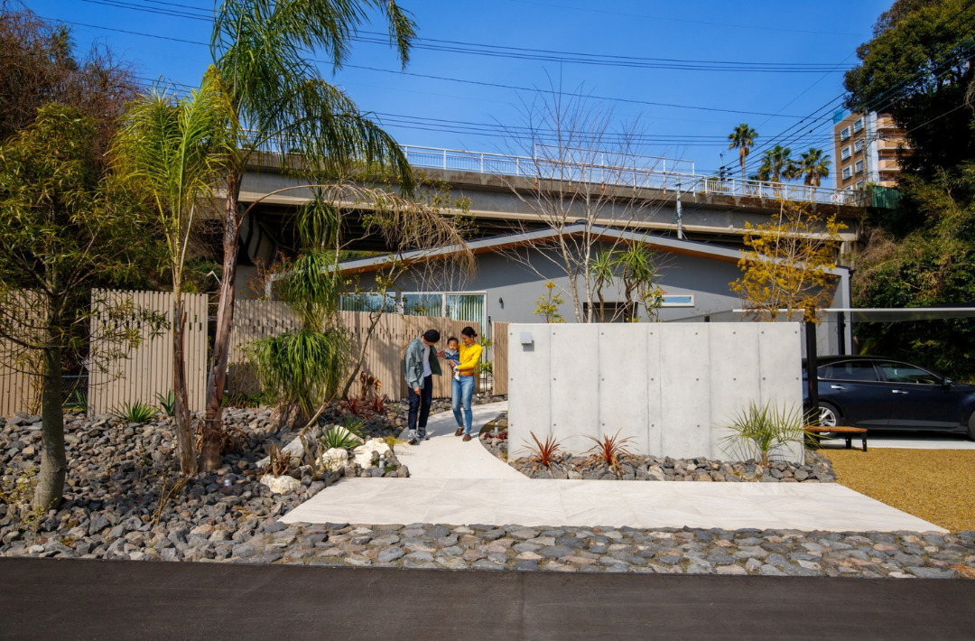 ダイナミックで植栽が映える外観と３居室で贅沢な間取りの35坪平屋 - 中池組 - 昼外観