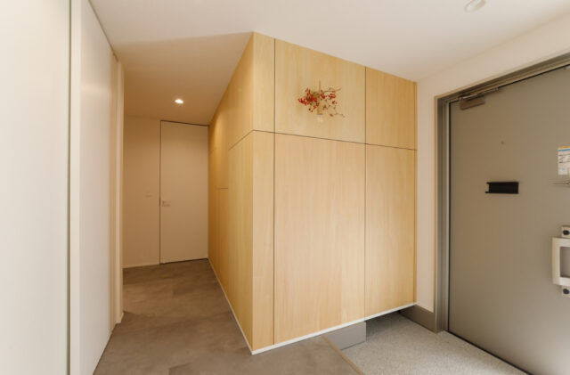 ダイナミックで植栽が映える外観と３居室で贅沢な間取りの35坪平屋 - 中池組 - 玄関