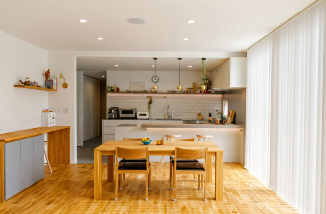 ダイナミックで植栽が映える外観と３居室で贅沢な間取りの35坪平屋 - 中池組 - LDK・外構