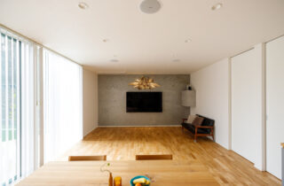 ダイナミックで植栽が映える外観と3居室で贅沢な間取りの35坪平屋 - 中池組 - リビング