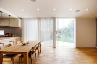 ダイナミックで植栽が映える外観と3居室で贅沢な間取りの35坪平屋 - 中池組 - LDK