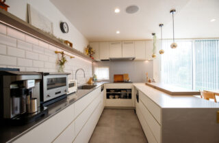 ダイナミックで植栽が映える外観と3居室で贅沢な間取りの35坪平屋 - 中池組 - キッチン