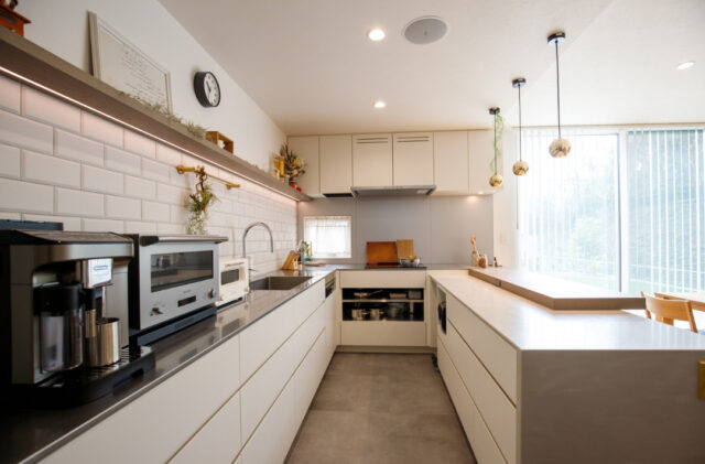 ダイナミックで植栽が映える外観と３居室で贅沢な間取りの35坪平屋 - 中池組 - キッチン