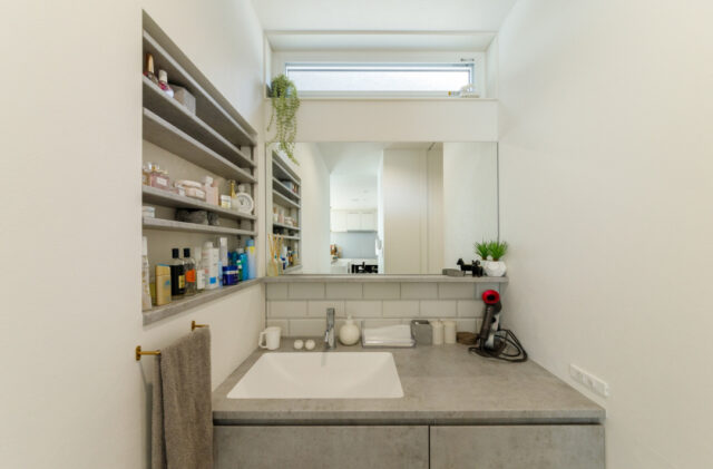 ダイナミックで植栽が映える外観と３居室で贅沢な間取りの35坪平屋 - 中池組 - 洗面スペース