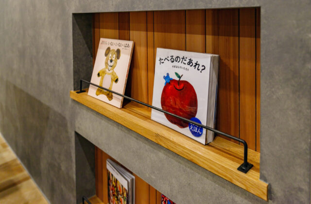 25帖の大空間LDKとグレーのアクセントが映える洗練されたデザインの平屋 - 中池組 - ニッチ