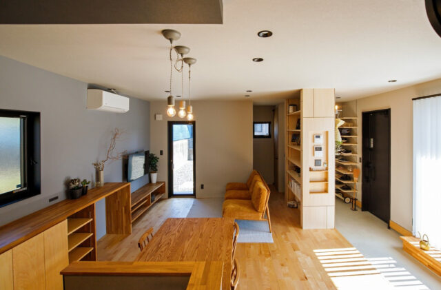 三角屋根と土間が心地よい洗練された平屋 - 中池組 - ダイニング・リビング
