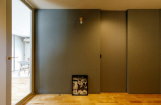 シンプルモダンな外観と家事ラク動線を両立したデザイン平屋 - 中池組 - ホール