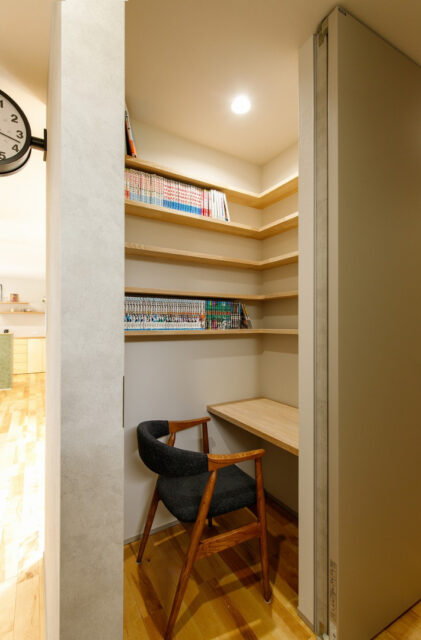 シンプルモダンな外観と家事ラク動線を両立したデザイン平屋 - 中池組 - 書斎