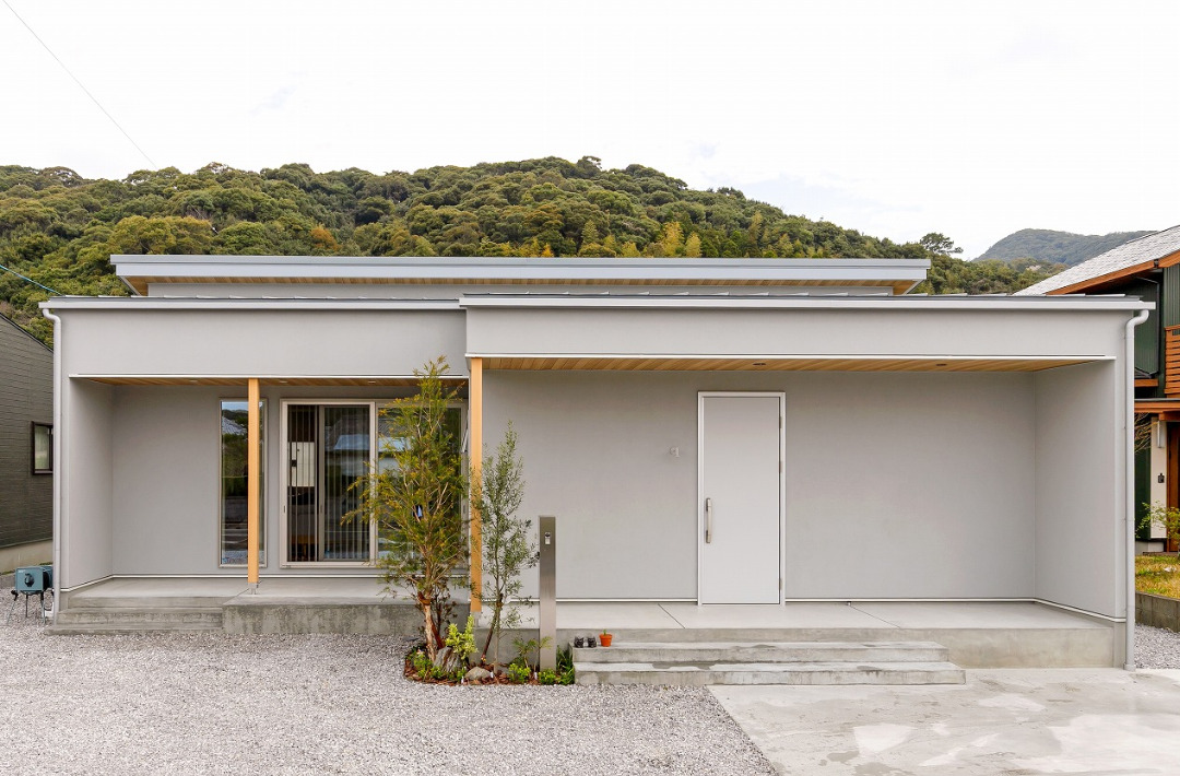 グレーの塗り壁と木の温かみが調和する家事ラク設計の平屋 - 中池組 - 外観・外構