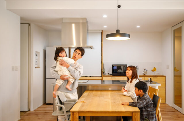 グレーの塗り壁と木の温かみが調和する家事ラク設計の平屋 - 中池組 - ダイニング