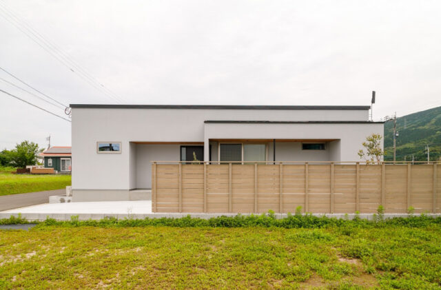 木とグレーが調和するナチュラルモダンな約28坪の平屋 - 中池組 - 外観・外構