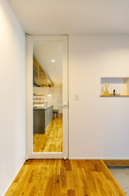 木とグレーが調和するナチュラルモダンな約28坪の平屋 - 中池組 - LDKドア