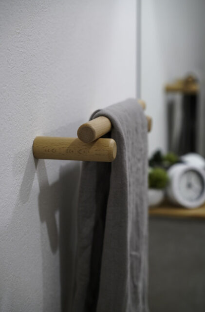 木とグレーが調和するナチュラルモダンな約28坪の平屋 - 中池組 - タオル掛