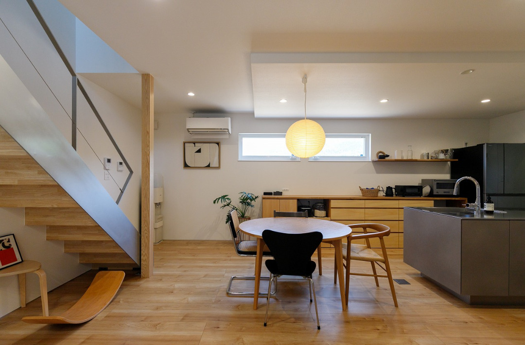 2つの箱が重なる外観と無機質×木が調和する住まい - 中池組 - LDK
