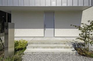 2つの箱が重なる外観と無機質×木が調和する住まい - 中池組 - 玄関