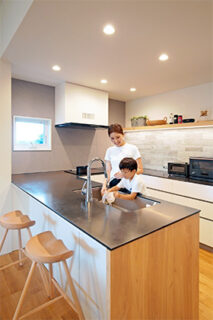 造作キッチン - シンプルなデザインの中にセンスが光る家 - 建築事例 - 中池組