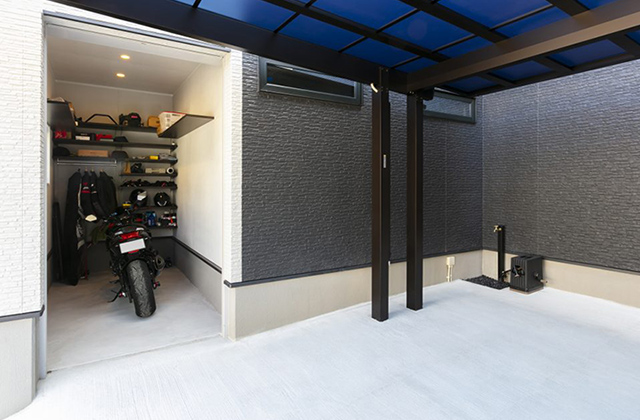 秘密基地のようなバイクガレージのある2階建て NEOデザインホーム