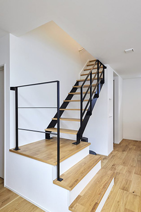 階段 - 無駄なスペースを省いた合理的な間取りの2階建て NEOデザインホーム