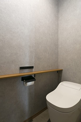 トイレ - 将来の事を考えた、ゆったりとしたユーティリティーな導線の平屋 NEOデザインホーム