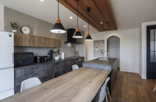 キッチン - コンパクトな敷地に広々リビングや駐車スペースを確保した平屋 NEOデザインホーム