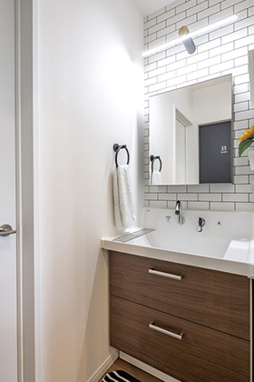 洗面所 - コンパクトな敷地に広々リビングや駐車スペースを確保した平屋 NEOデザインホーム