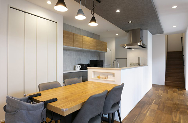 キッチン - スキップフロアを利用した大容量収納が魅力の平屋 NEOデザインホーム