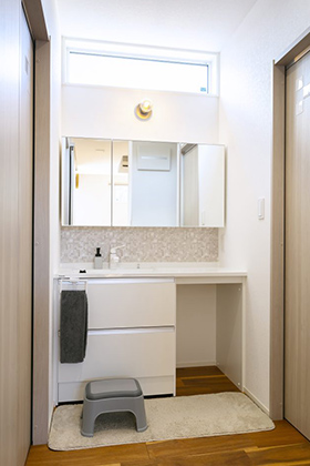 洗面所 - スキップフロアを利用した大容量収納が魅力の平屋 NEOデザインホーム
