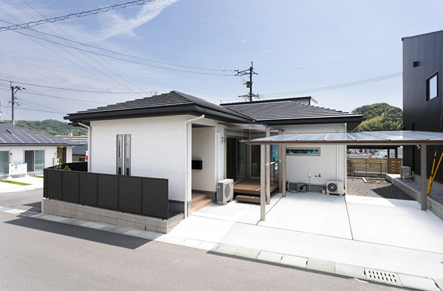 廻隅瓦の屋根のナチュラルモダンな平屋 NEOデザインホーム