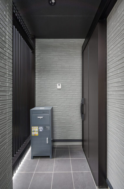 家事楽動線にこだわった落ち着いた佇まいの2階建て- NEOデザインホーム - 玄関