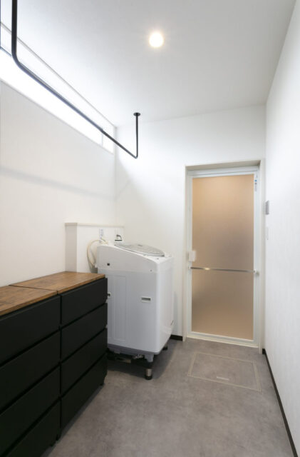重厚感・存在感で魅せるモダンな平屋 - NEOデザインホーム - ランドリースペース