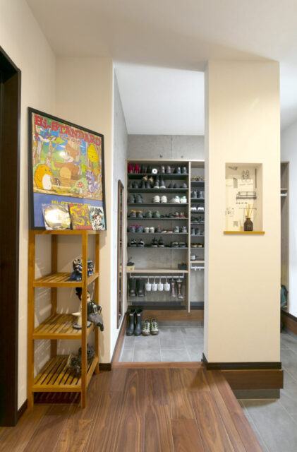重厚感・存在感で魅せるモダンな平屋 - NEOデザインホーム - 玄関