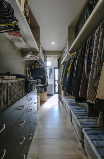 ソリッドモダンが活きるシンプルで洗練されたデザインの平屋 - NEOデザインホーム - 収納
