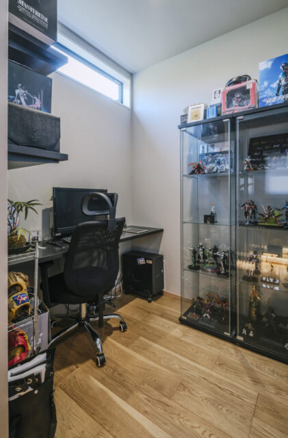 ソリッドモダンが活きるシンプルで洗練されたデザインの平屋 - NEOデザインホーム - 書斎