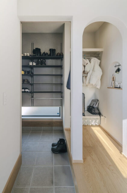 ソリッドモダンが活きるシンプルで洗練されたデザインの平屋 - NEOデザインホーム - 玄関