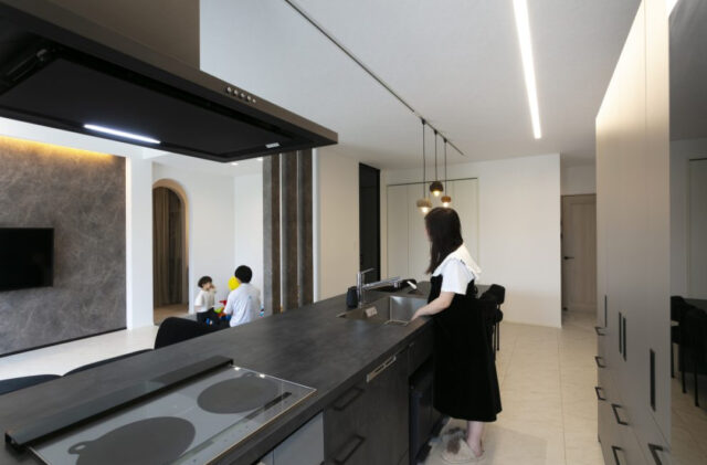 モノトーンで統一されたスタイリッシュなホテルライクのお家 - NEOデザインホーム - キッチン