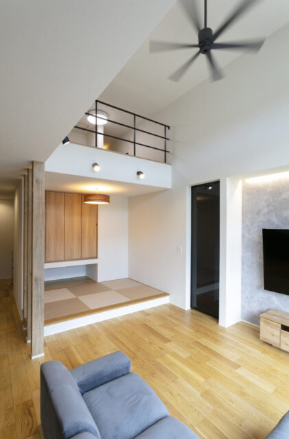 ロフトと吹き抜けで叶えるのびやかな平屋のお家 - ネオデザインホーム - リビング・和室・ロフト