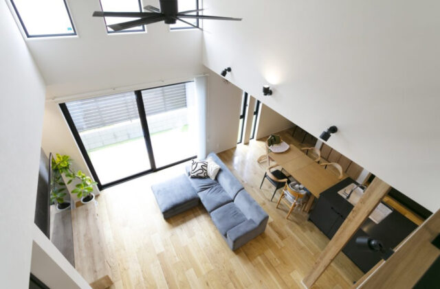 ロフトと吹き抜けで叶えるのびやかな平屋のお家 - ネオデザインホーム - 吹き抜け