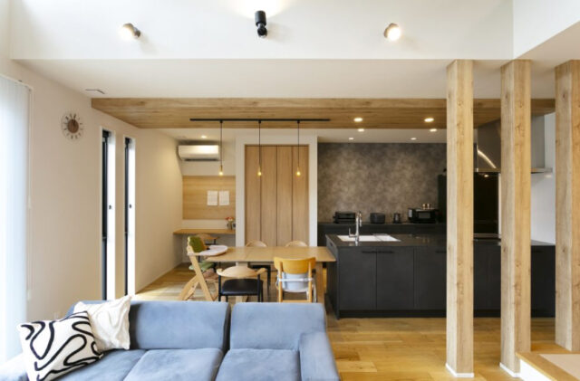 ロフトと吹き抜けで叶えるのびやかな平屋のお家 - ネオデザインホーム - LDK