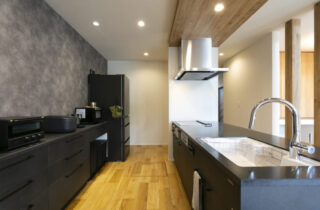 ロフトと吹き抜けで叶えるのびやかな平屋のお家 - ネオデザインホーム - キッチン