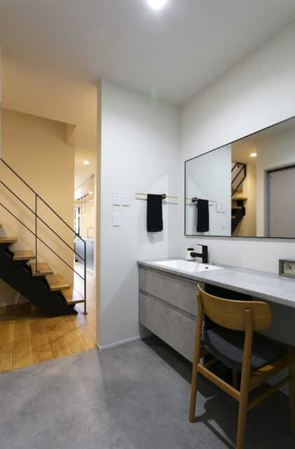 ロフトと吹き抜けで叶えるのびやかな平屋のお家 - ネオデザインホーム - 洗面スペース