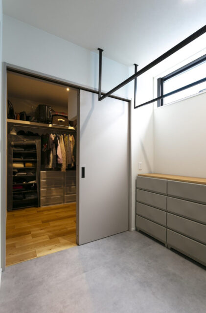 ロフトと吹き抜けで叶えるのびやかな平屋のお家 - ネオデザインホーム - 脱衣・ランドリー