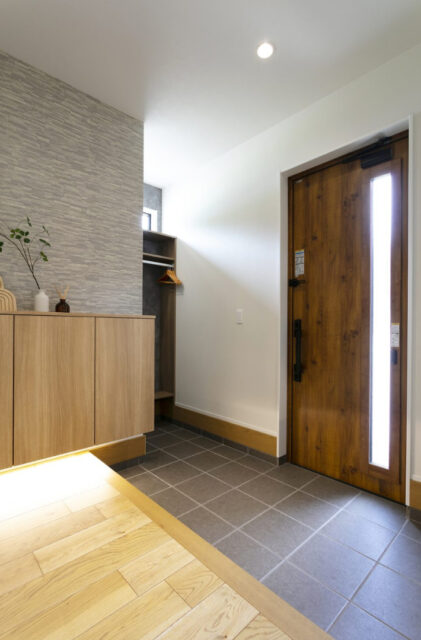 ロフトと吹き抜けで叶えるのびやかな平屋のお家 - ネオデザインホーム - 玄関