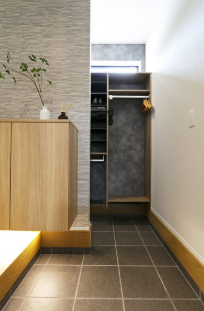 ロフトと吹き抜けで叶えるのびやかな平屋のお家 - ネオデザインホーム - 玄関収納