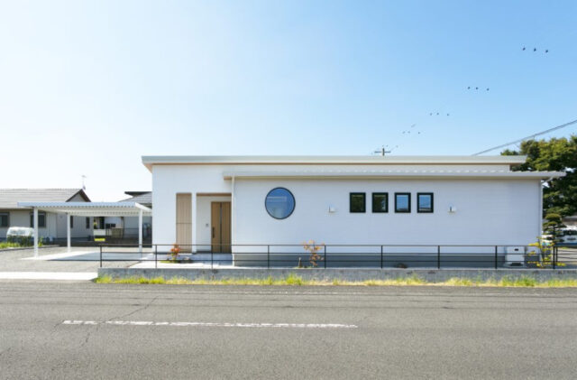 丸窓がアクセントの白壁と木が調和する上質モダン平屋 - ネオデザインホーム - 外観