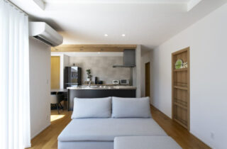 丸窓がアクセントの白壁と木が調和する上質モダン平屋 - ネオデザインホーム - LDK