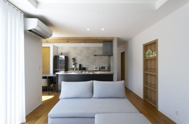 丸窓がアクセントの白壁と木が調和する上質モダン平屋 - ネオデザインホーム - LDK