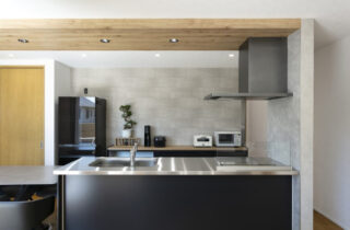 丸窓がアクセントの白壁と木が調和する上質モダン平屋 - ネオデザインホーム - キッチン