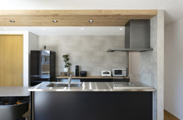 丸窓がアクセントの白壁と木が調和する上質モダン平屋 - ネオデザインホーム - キッチン