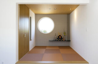 丸窓がアクセントの白壁と木が調和する上質モダン平屋 - ネオデザインホーム - 和室